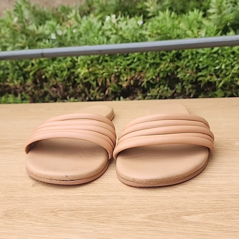 Tkees beige/tan slide Size 7 - Picture 2 of 10